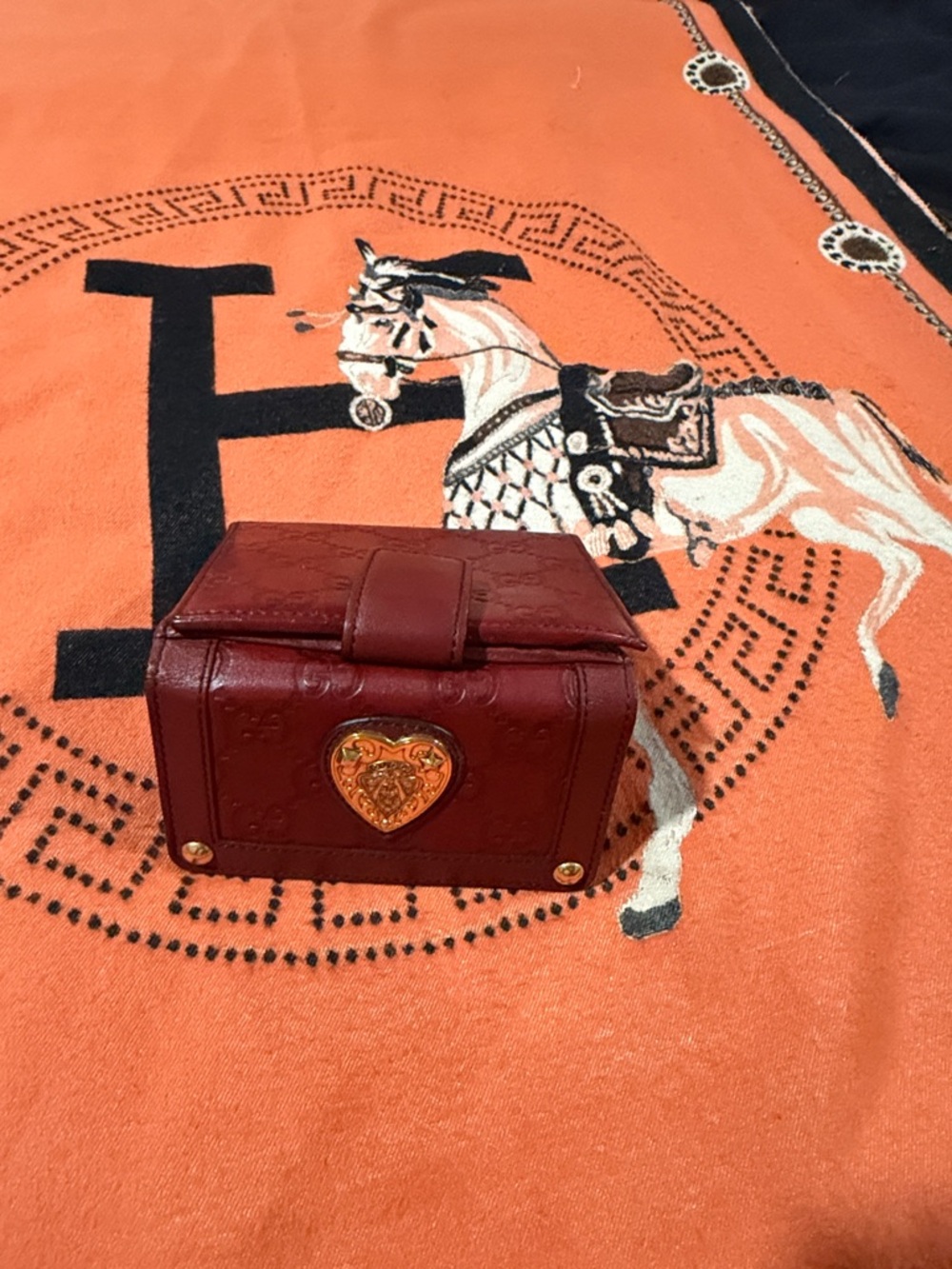 Gucci Burgundy Leather Compact Wallet with Gold Heart Accent - Picture 5 of 5